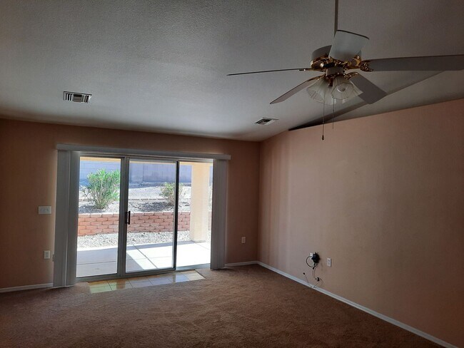 Building Photo - 4 bedroom/2 bath Home available in Bullhead City in Desirable El Camino Village.
