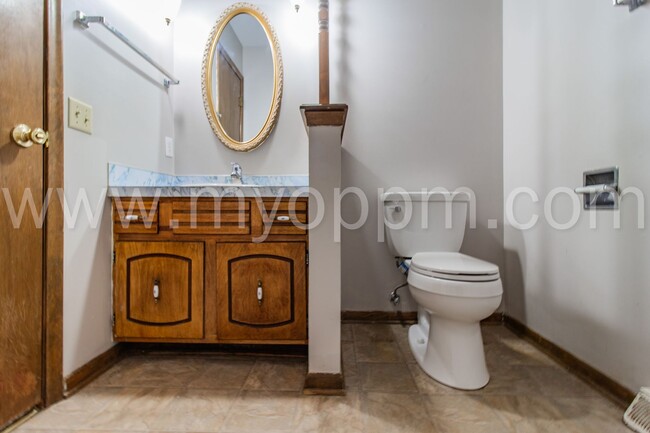 Building Photo - Beautiful 3 Bedroom / 2.5 Bath | 120th and...