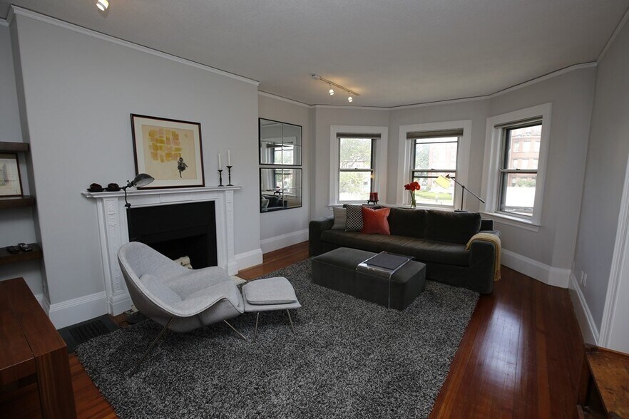 Primary Photo - 919 Beacon St