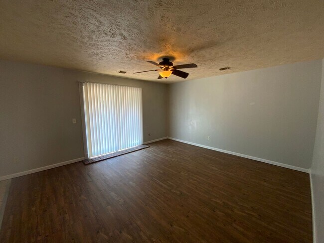 Building Photo - 2800 N Rockwell Ave