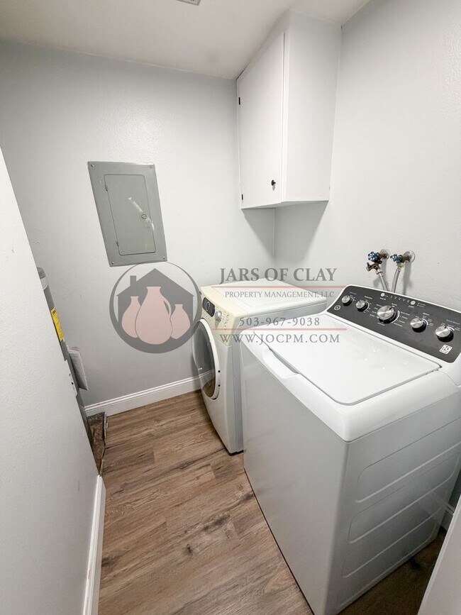 Building Photo - Single Level Duplex- Rent Ready