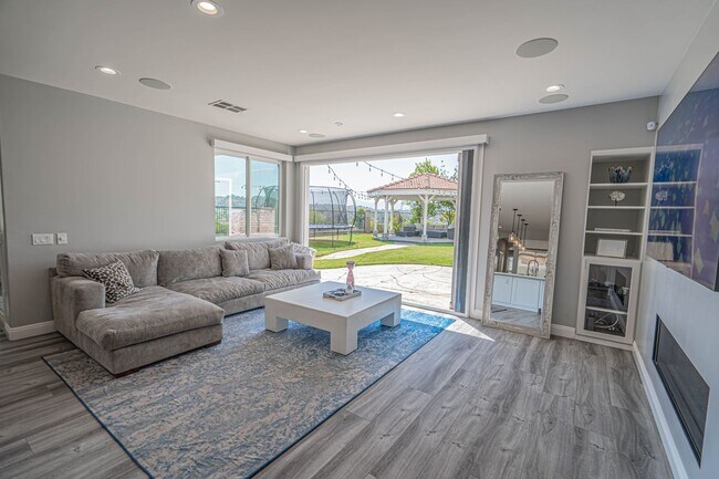 Building Photo - Spectacular 5-Bedroom Home with Pool, RV P...