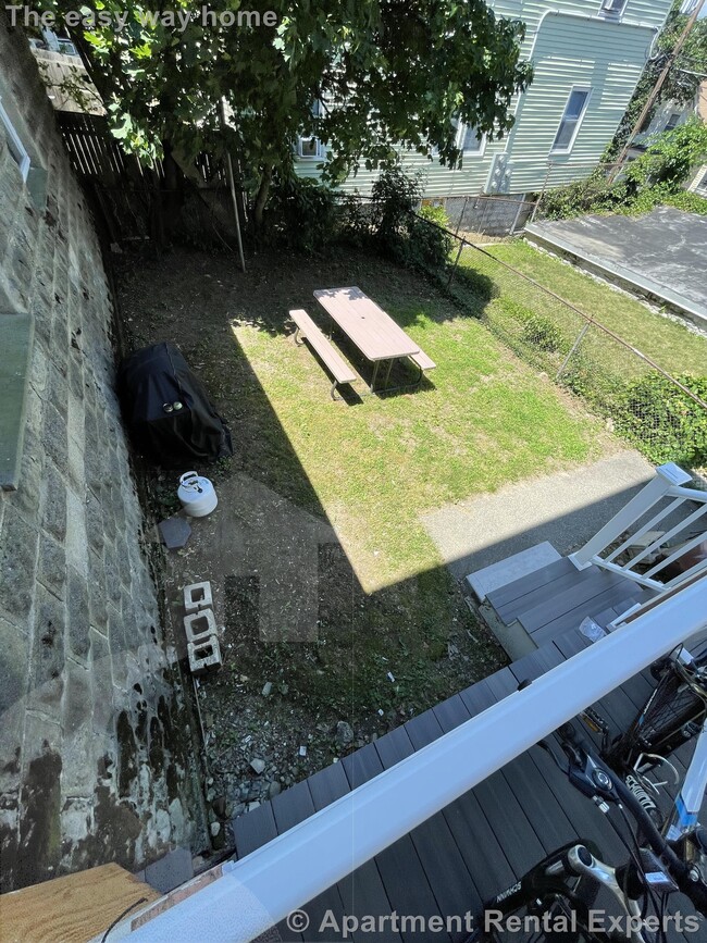 Building Photo - 18 Bond St