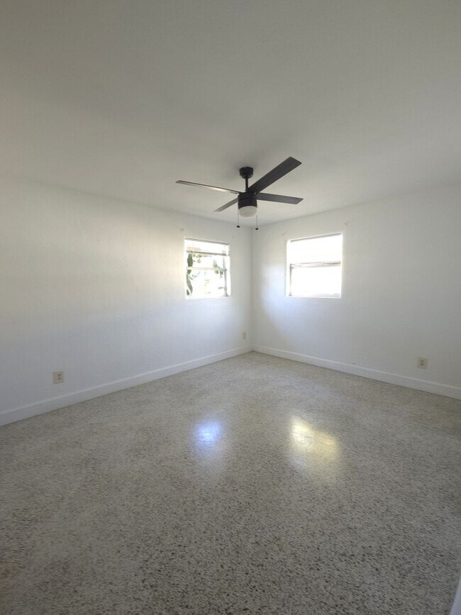 Building Photo - 1703 Edgewater Dr