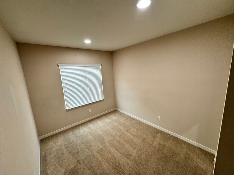 Building Photo - 1506 W Artesia Sq