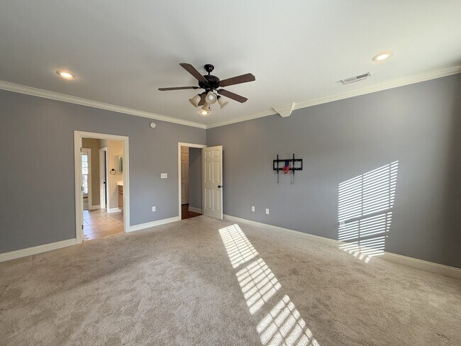 Building Photo - 118 Crystal Lake Dr