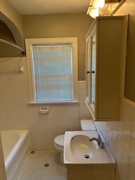 Building Photo - 1015 NW 40th St