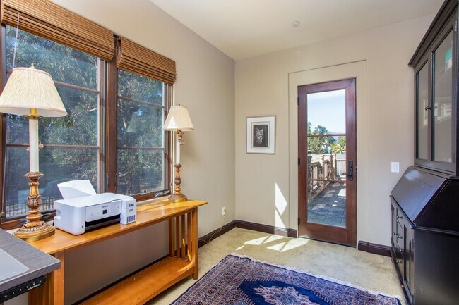 Building Photo - Large 5 bed / 5 bath Tuscan Style Home on ...