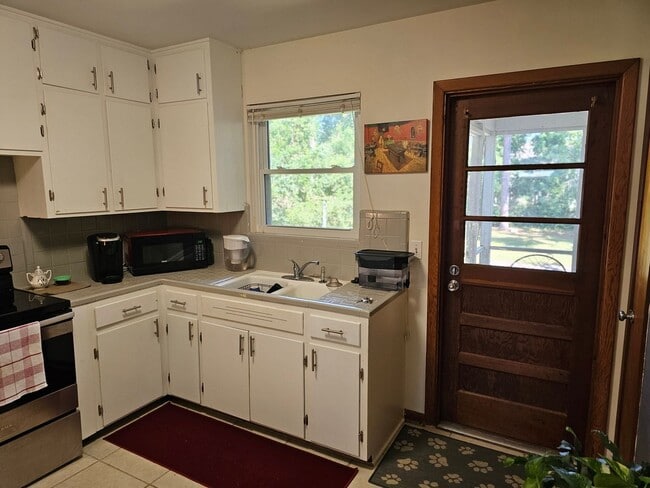 Building Photo - Charming Duplex Unit In Franklin Park