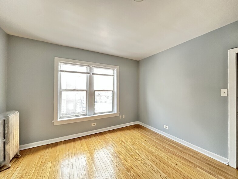 Building Photo - 5662 N Ridge Ave