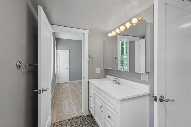 Building Photo - 547 Randolph St