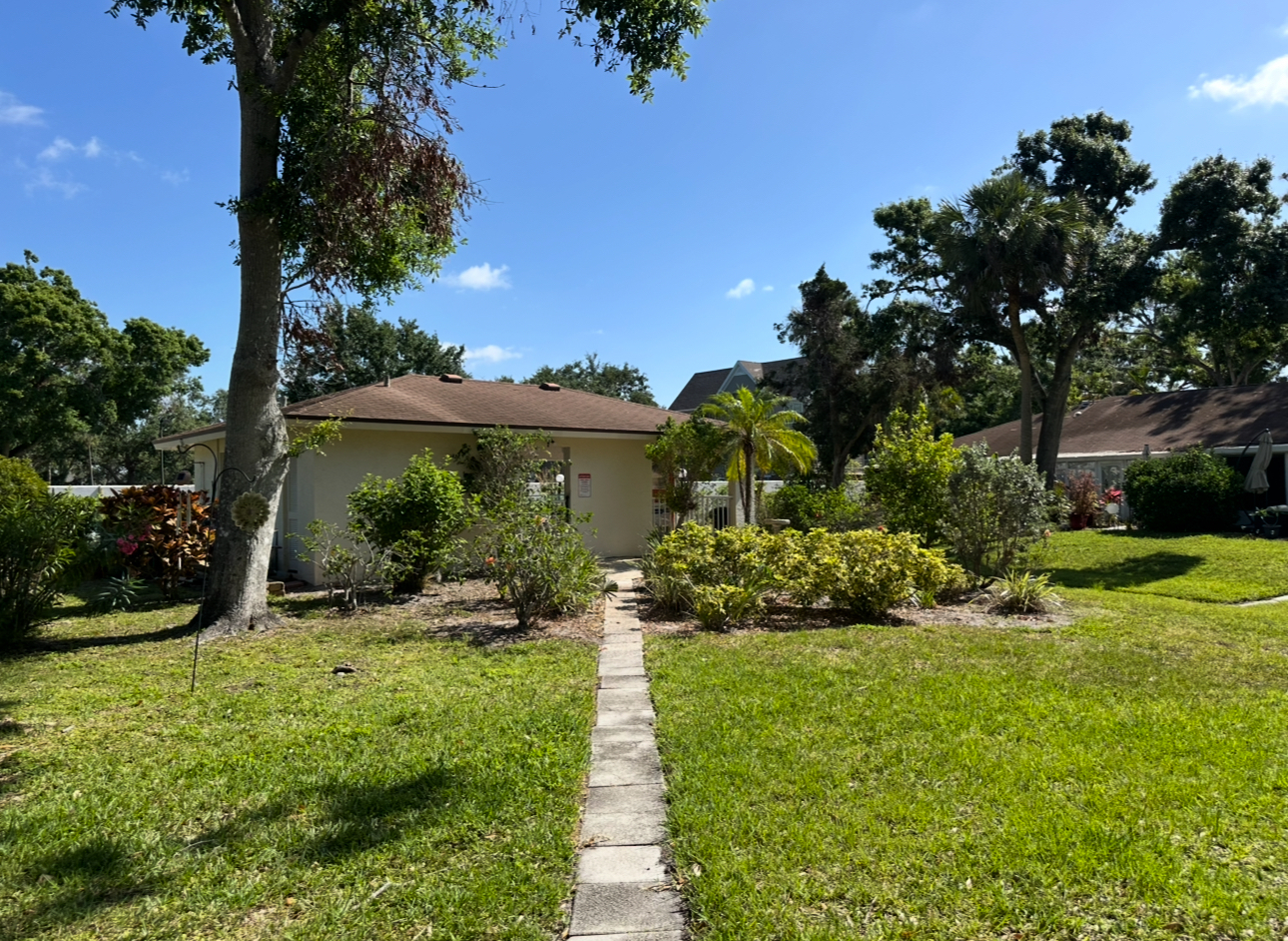 Building Photo - 5310 Royal Palm Ave