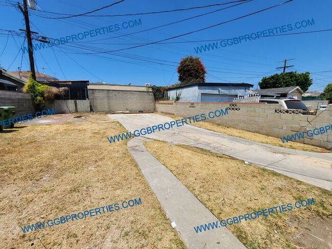 Building Photo - **Move In Special** Charming 3 Bedroom / 2...