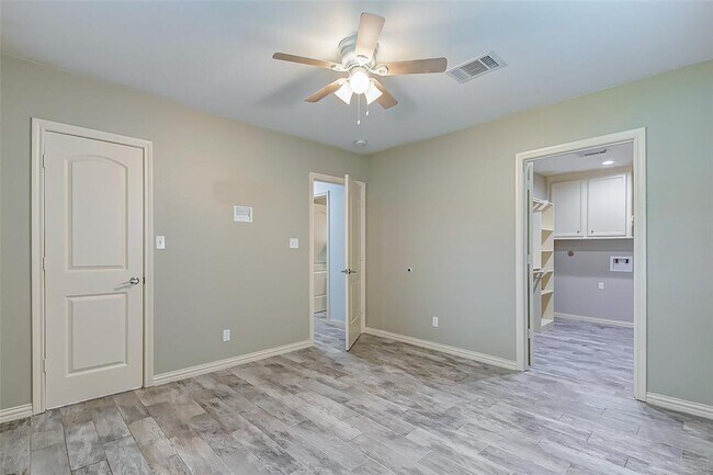 Building Photo - 8020 Bendell Dr