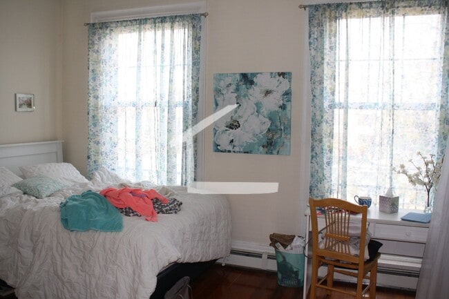 Building Photo - Washington Sq. Location. 3 Full Bathrooms, Porch, Central Heat/AC