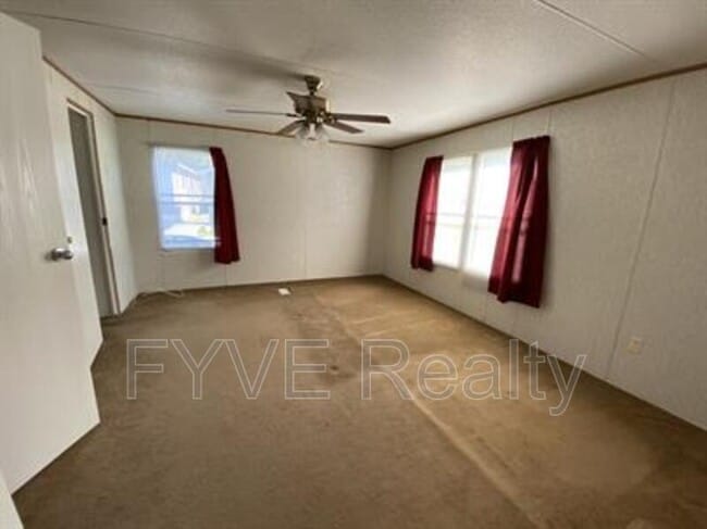 Building Photo - 282 Fountain Lake Dr