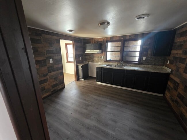 Building Photo - 310 Isabell St