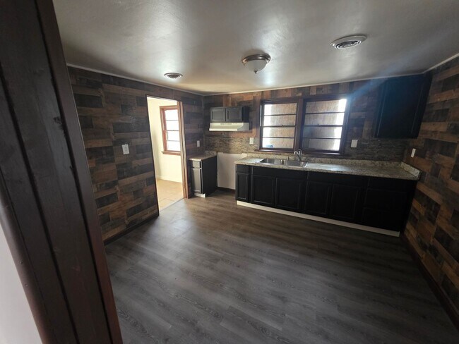 Building Photo - LIMITED TIME**NO APPLICATION FEE**1/2 OFF DEPOSIT**