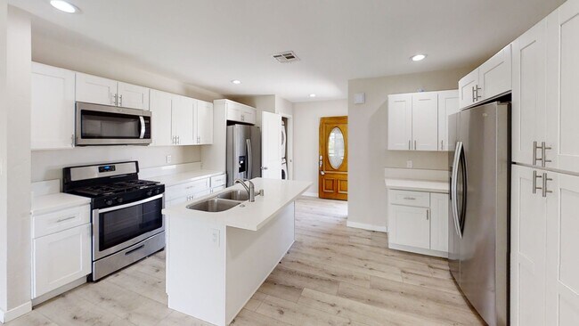 Building Photo - Renovated! 8BD/4BA with POOL!! (Lease Out ...