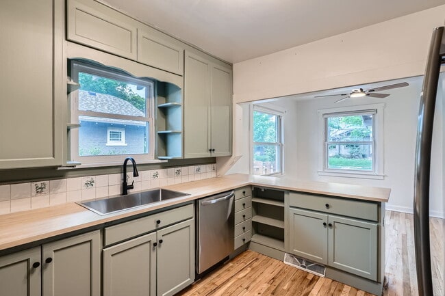 Building Photo - 960 Monroe St