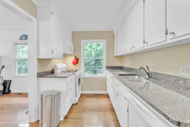 Building Photo - Quaint 3-Bedroom Retreat with Fireplace & ...