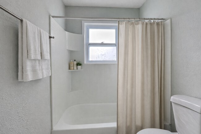 Building Photo - Charming 3-Bed Home in Lees Summit with Garage