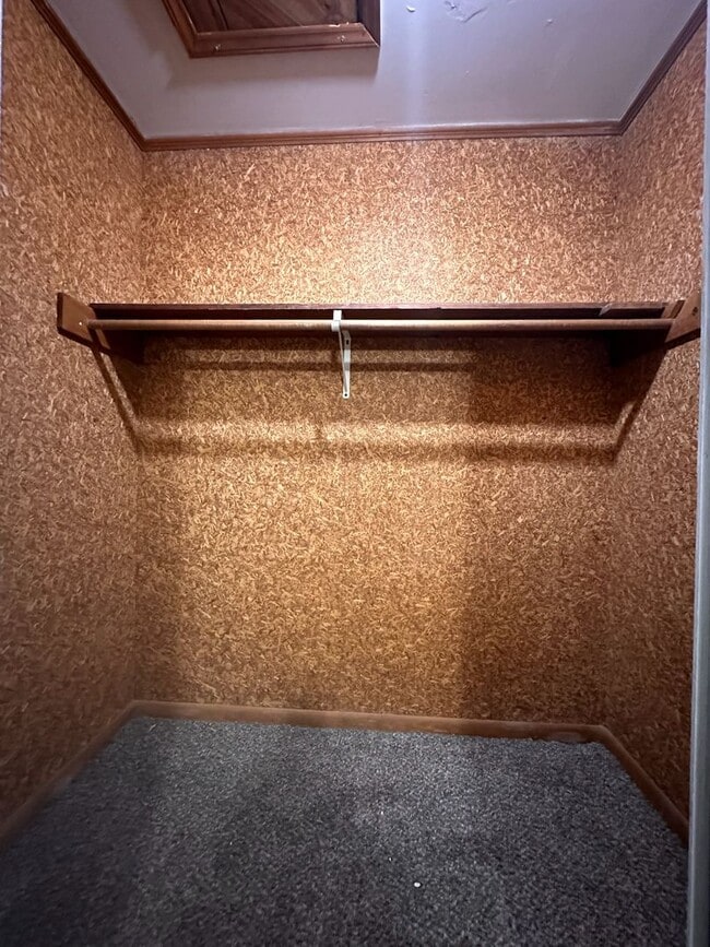 Building Photo - Convenient, in town living with garage!