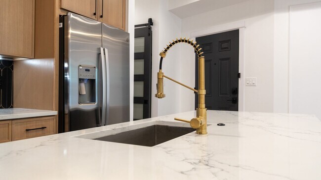 Building Photo - Newly Rehabbed 3-bedroom, 2-bath Gem with In-Unit Washer/Dryer! Discover Uptown Living.