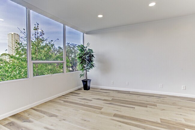 Building Photo - 2701 Westheimer Rd