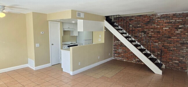 Building Photo - Stunning 2 Bed Condo in Highland | 1 Bath ...