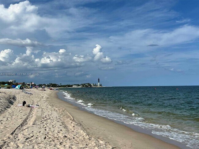 Building Photo - 3257 NE 13th St