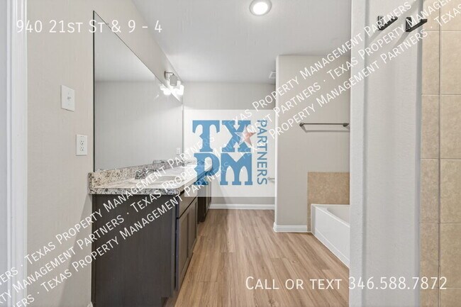 Building Photo - 940 21st St