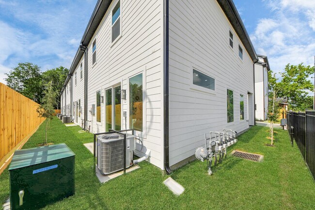 Building Photo - 2434 Harrington St