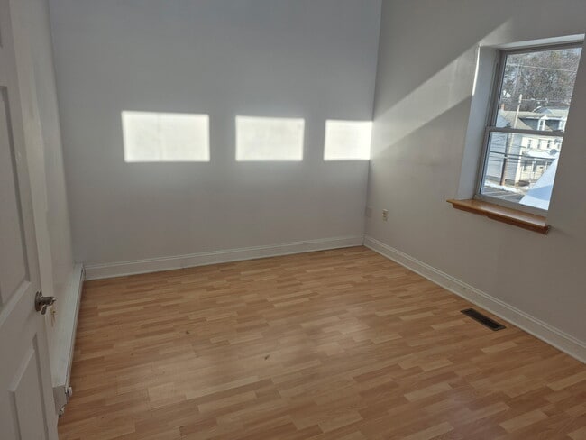 Building Photo - 807 Sarah St