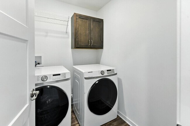 Building Photo - Near Lake Flanagan