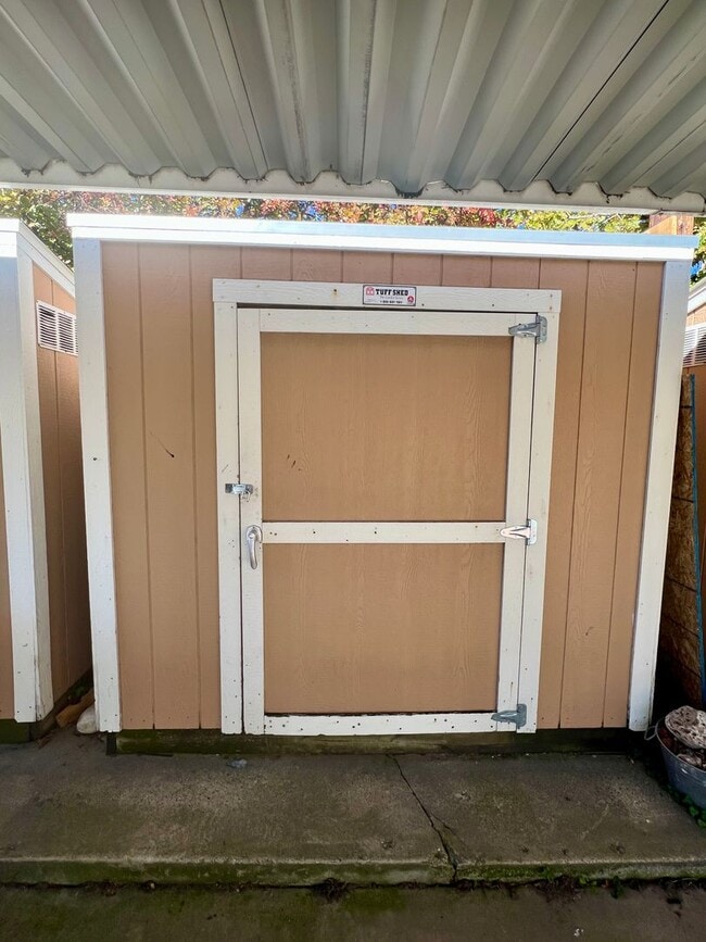 Building Photo - 1/2 off first month's rent on Remodeled unit in Millcreek