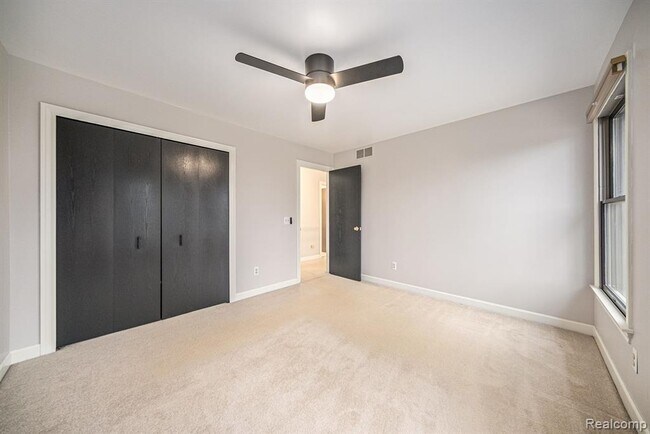 Building Photo - 695 Heritage Dr