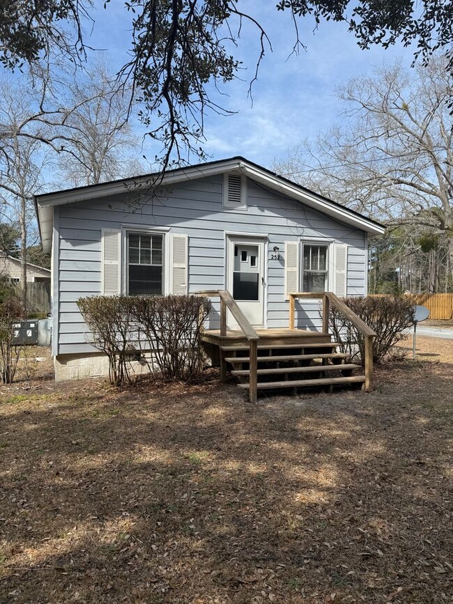 Building Photo - OLEANDER DRIVE - MINUTES TO WRIGHTSVILLE B...