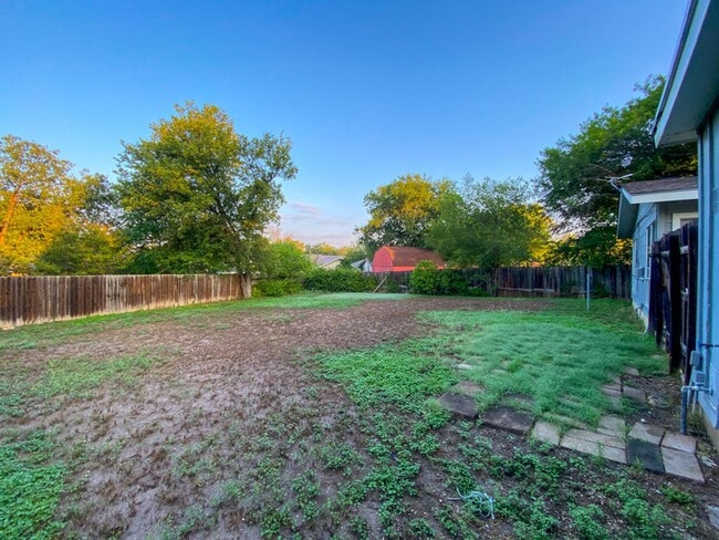 Building Photo - Adorable house on Large LOT 3 Bedroom 2 ba...