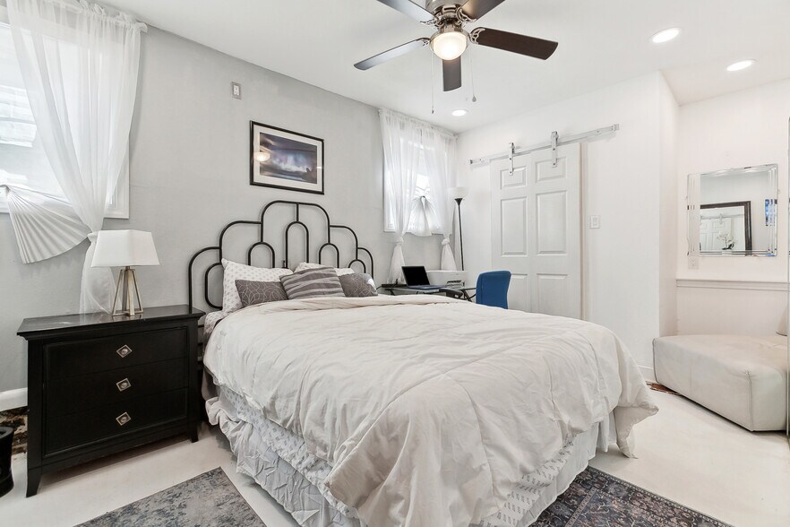 Building Photo - FULLY FURNISHED & UTILITIES INCLUDED!