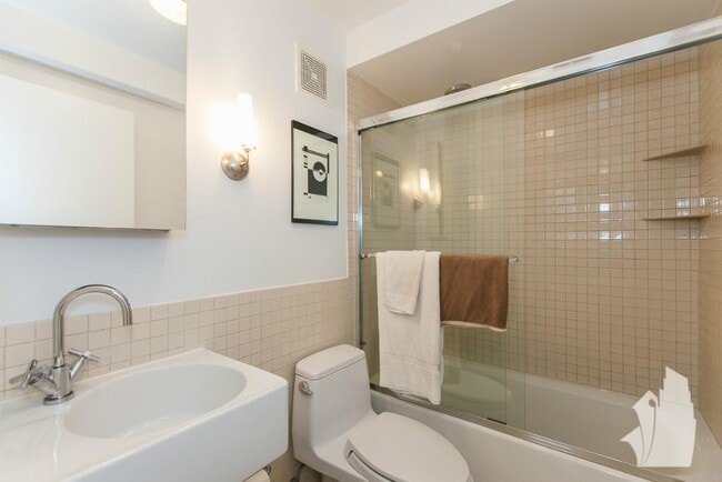 Building Photo - 5017 N Ravenswood Ave