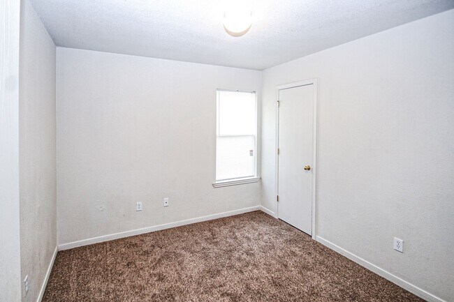 Building Photo - Spacious 3BR/2BA Fourplex with Private Backyard