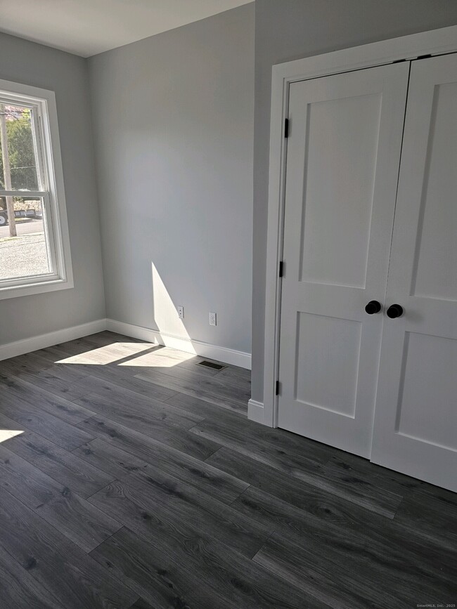 Building Photo - 281 Pequot Ave