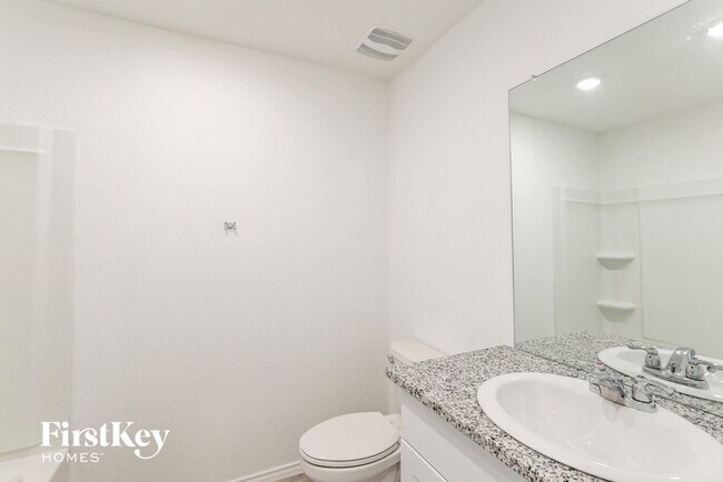 Building Photo - 10714 Vinateros Dr