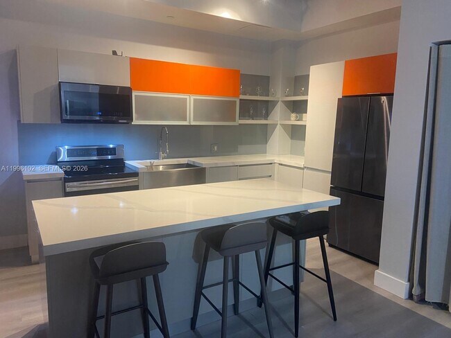 Building Photo - 10 SW South River Dr