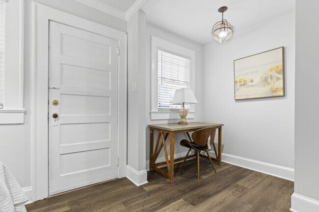 Building Photo - 822 Parkwood Ave