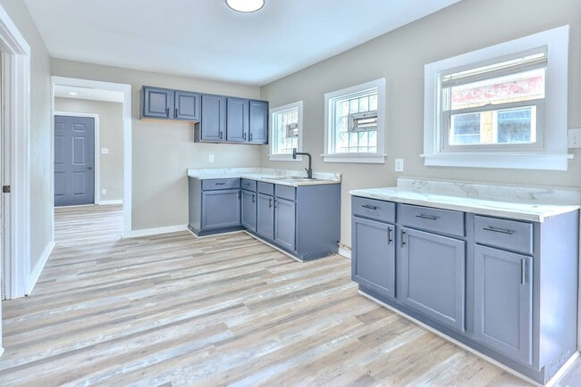 Building Photo - Cozy Home