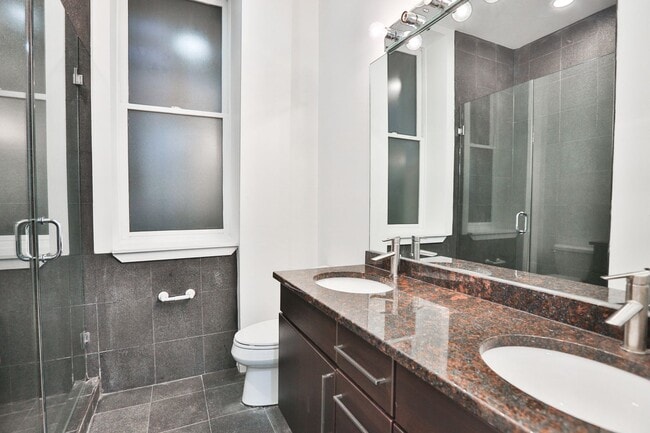 Building Photo - Amazing Wicker park 1 Bedroom with Patio