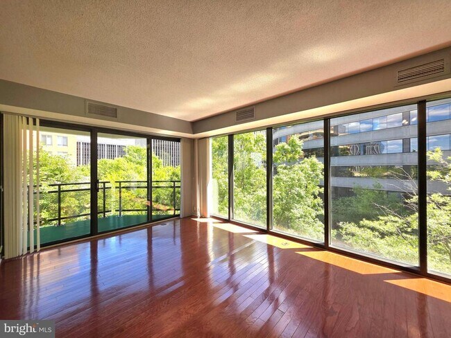 Building Photo - 1530 Key Blvd