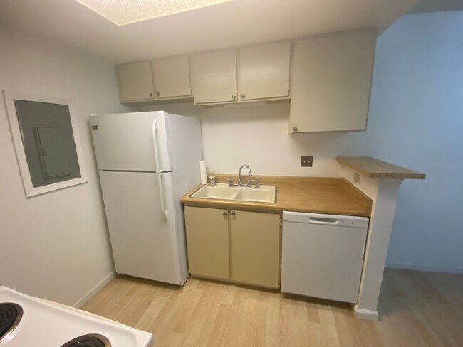Building Photo - Beautiful 1 Bedroom Condo Across from Buck...
